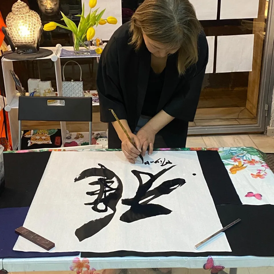 La artista Niimi Chifune visita Miyabi       書道家の新見さんは雅会に参りました。